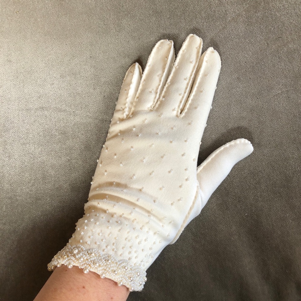 3 pairs Gorgeous vintage gloves: white beaded, white embroidered, brown leather - Picture 8 of 16